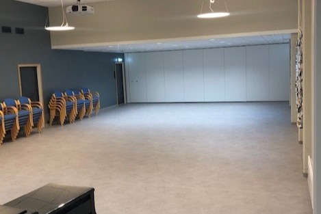 Stor sal med fleksibel møblering og plass til større arrangementer.